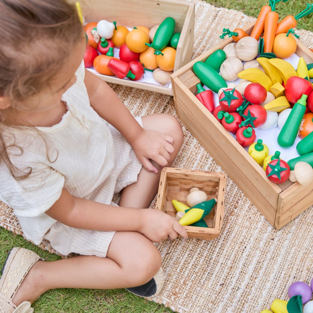 Fresh Produce Set C (Red Radishes, Garlics & Yellow Bell Peppers)